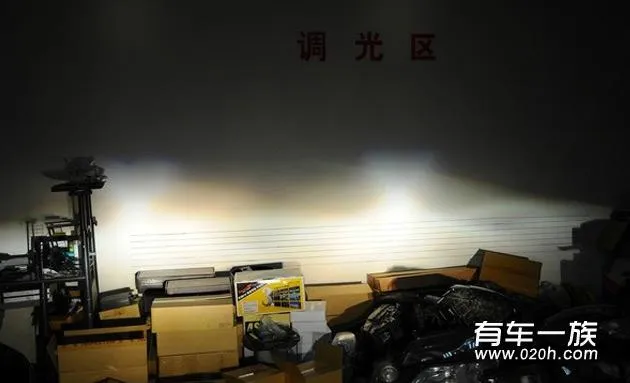丰田逸致改装Q5透镜 氙灯大灯作业 丰田逸致改装Q5透镜 氙灯大灯作业