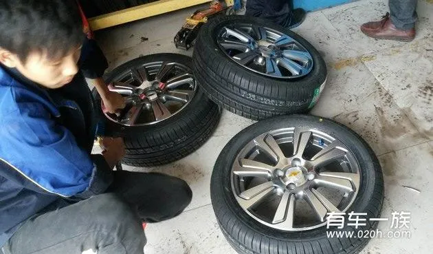 红色赛欧改装新爱唯欧轮毂轮胎作业 红色赛欧改装新爱唯欧轮毂轮胎作业