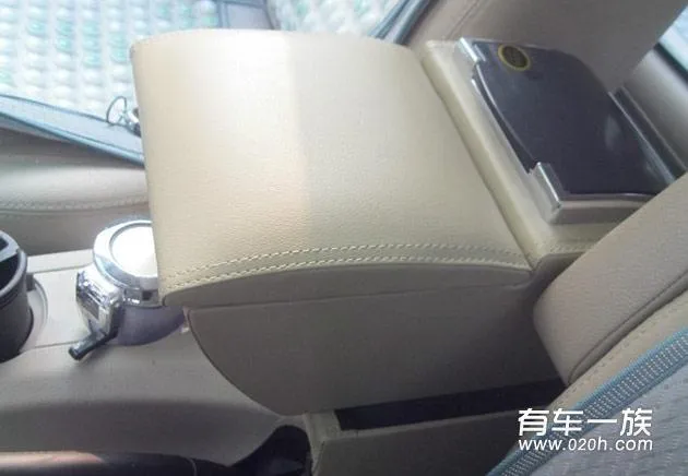 比亚迪S6内饰外观装饰改装作业_碳纤贴纸_扶手箱