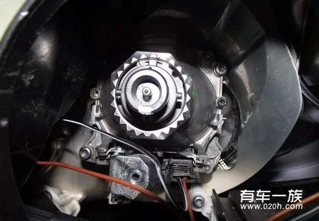 奔驰B200改装博世双光透镜作业