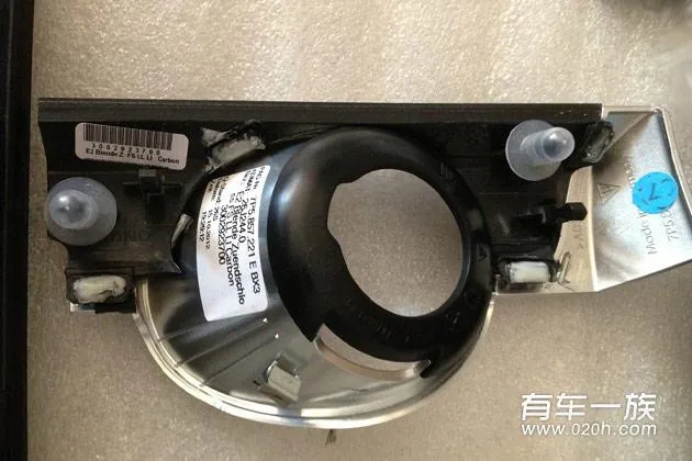 保时捷卡宴改装碳纤维内饰作业 保时捷卡宴改装碳纤维内饰作业