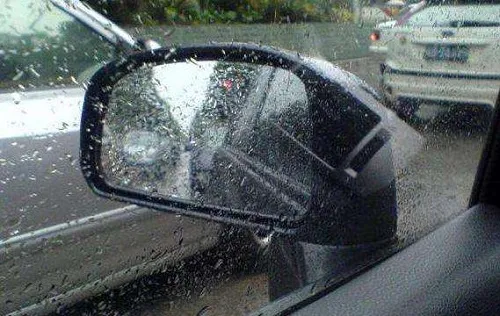下雨天安全开车技巧 下雨天如何安全开车？