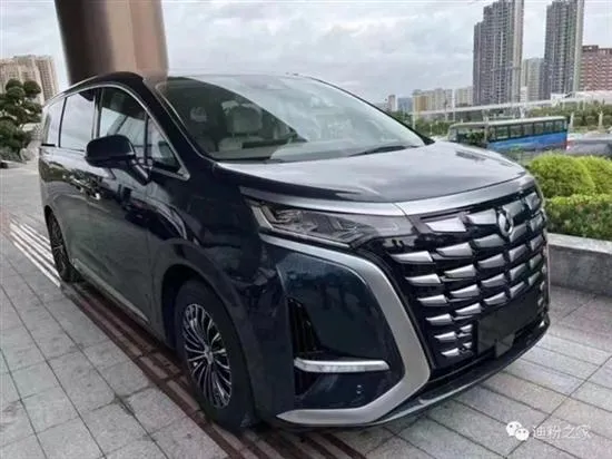 比亚迪最豪华MPV腾势D9实车曝光：超气派